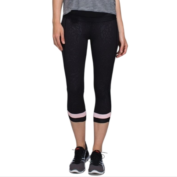 Lululemon Sweaty or Not Crop 21" Full-On Luxtreme Watermark Black Pink Leopard 4 - Picture 1 of 16
